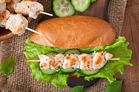 赫尔辛基烤的鸡肉三明治三明治配烤鸡肉串照片