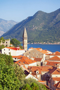 Perast 古城与圣尼古拉斯教堂钟楼的看法。黑山, Kotor 湾 亚得里亚海, 夏季