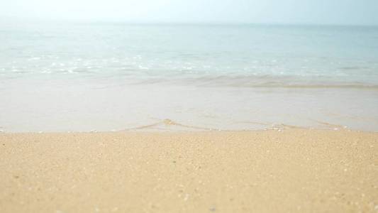 在沙子的女性脚, 海浪覆盖的女性腿