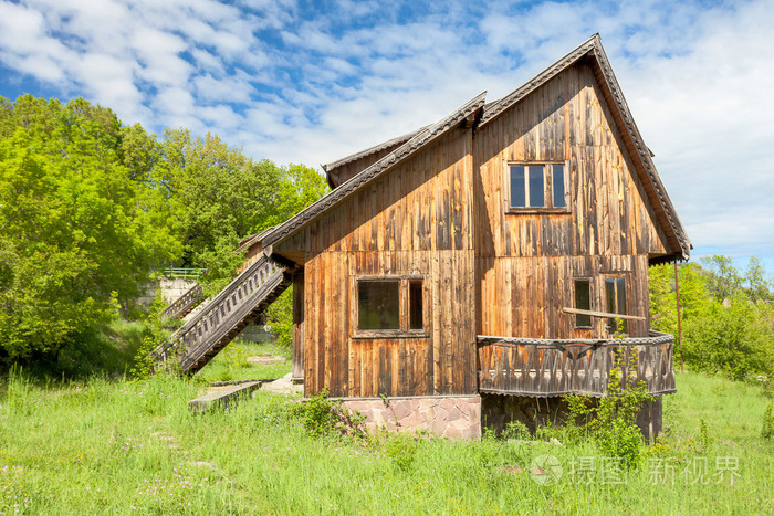 被遗弃的木房子
