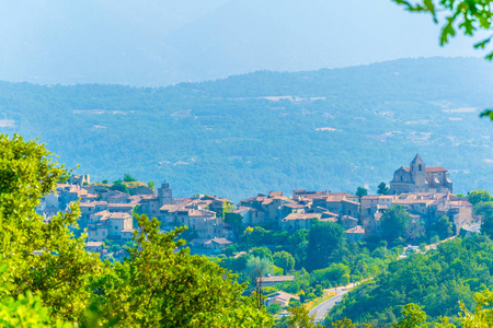 Saignon, 坐落在吕贝隆地区的悬崖上的一个村庄, 法郎