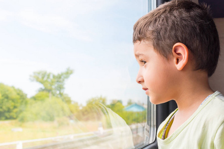 男孩5岁有兴趣看窗外的火车
