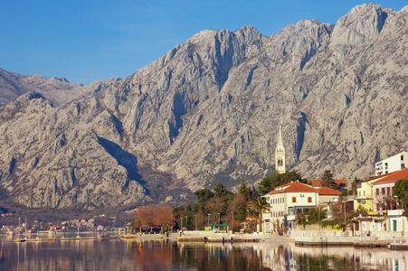 冬天地中海风景。黑山, Kotor 湾, 亚得里亚海。Dobrota 海滨小镇