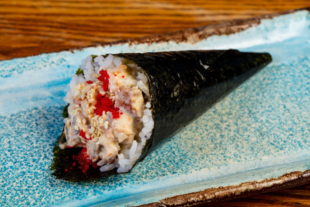 日本 handroll temaki 鱼和米饭