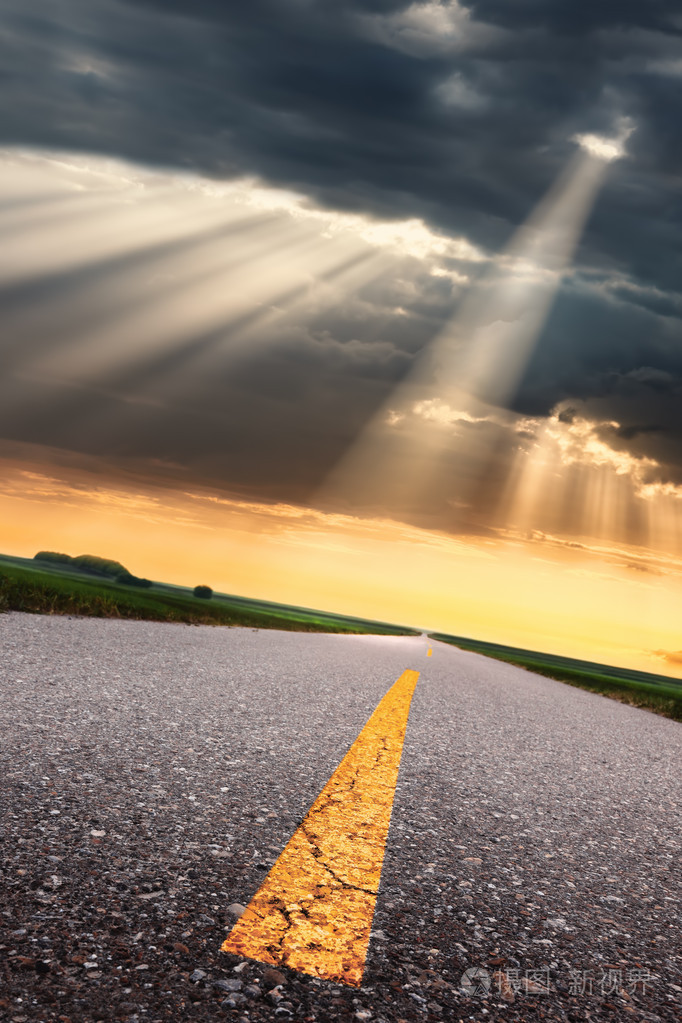 在对太阳光的沥青路面上行驶