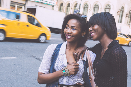 在纽约的两个美丽的黑人女人