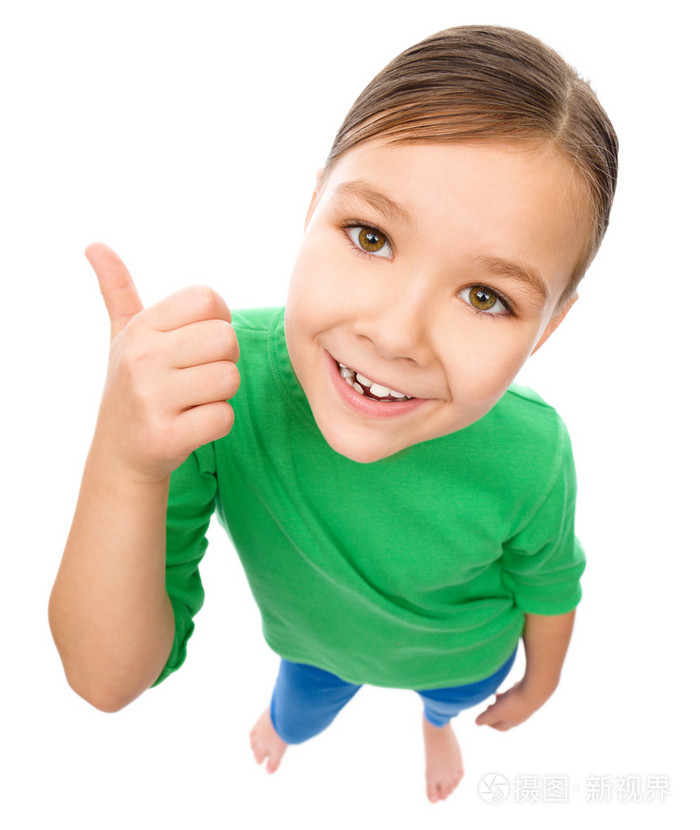 小女孩显示拇指向上的手势