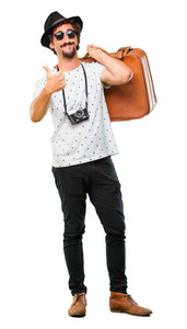年轻胡子酷的旅行者与袋子。假日概念