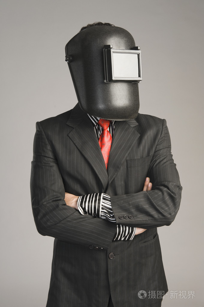 商人戴着焊接的面具