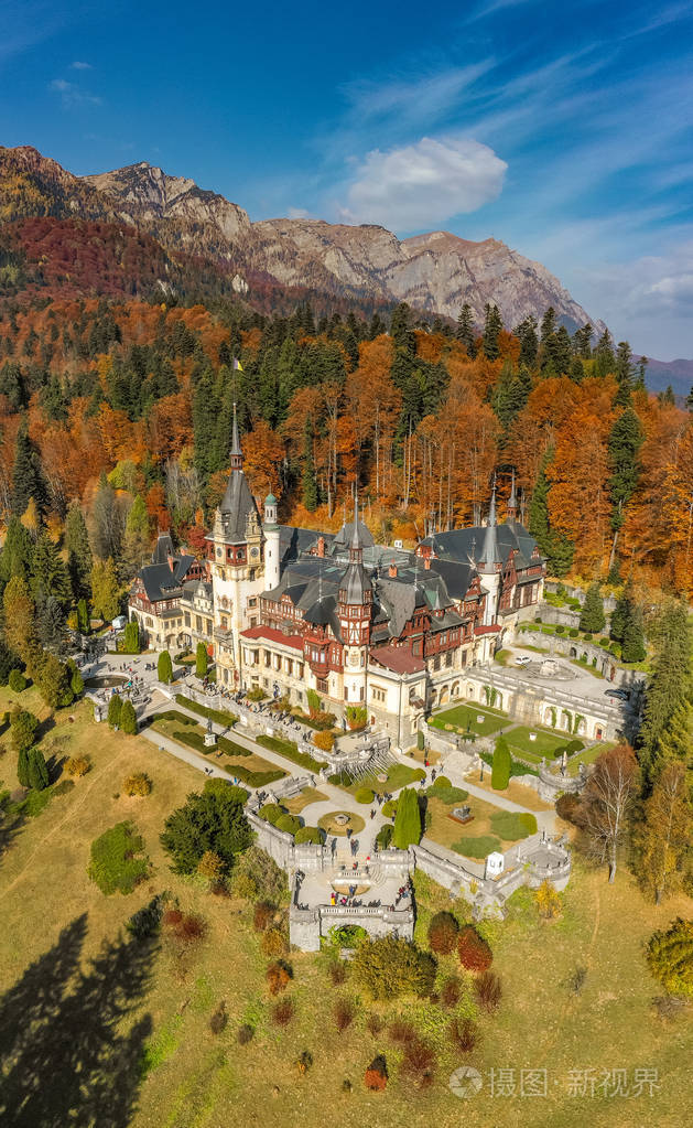 罗马尼亚锡纳亚的佩莱斯城堡全景.航空摄影