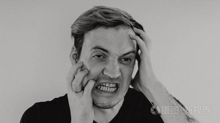 一个疯狂的家伙在特写的情感肖像.