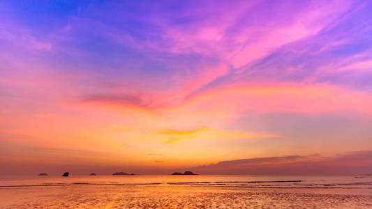 美丽的天空在日落以后在海海岸