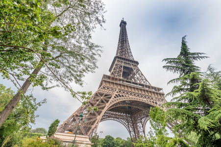 巴黎埃菲尔铁塔的视图