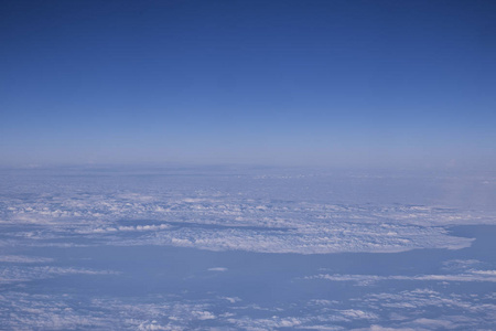 鸟瞰天空蓝天的平面图