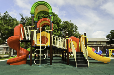 公共游乐设施在公园的多彩游乐场照片