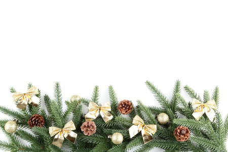圣诞树树枝与小球和圆锥在白色背景