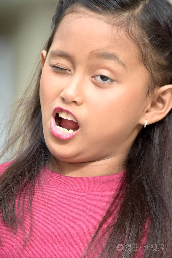 眨眼的亚洲女童