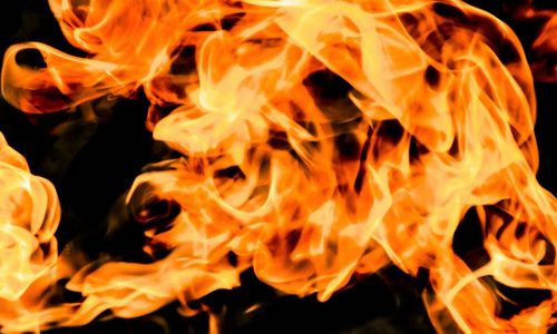 烈火火焰熊熊燃烧的烈火在黑色背景上的火焰照片
