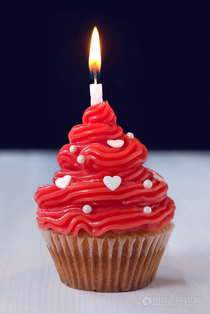 与蜡烛的生日蛋糕