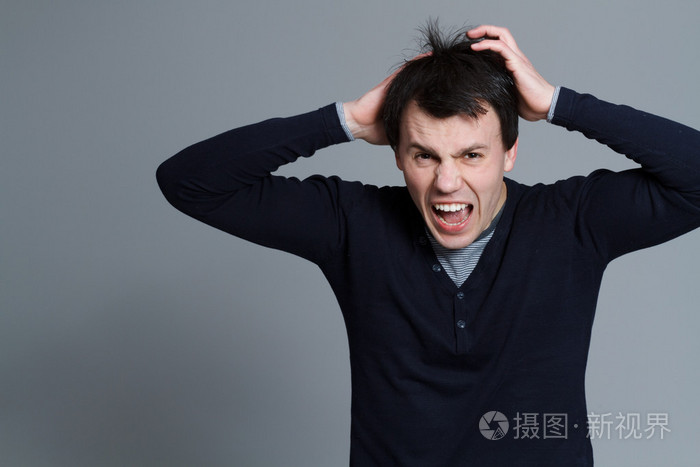 有魅力的年轻男人,强调和那些沮丧