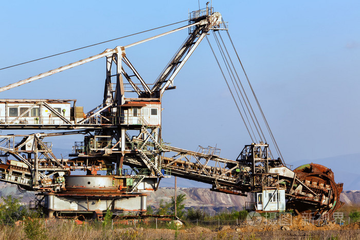 上班在褐煤坑煤矿机智的巨型轮斗挖掘机