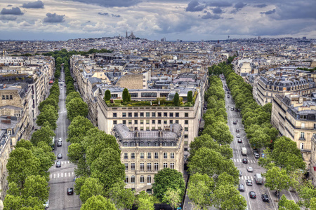 法国巴黎的城市景观, 在蒙马特山上有绿树成荫的林荫大道和圣心教堂