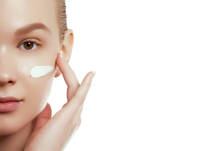 美丽的年轻女子与干净的新鲜皮肤触摸自己的脸和身体.面部护理.