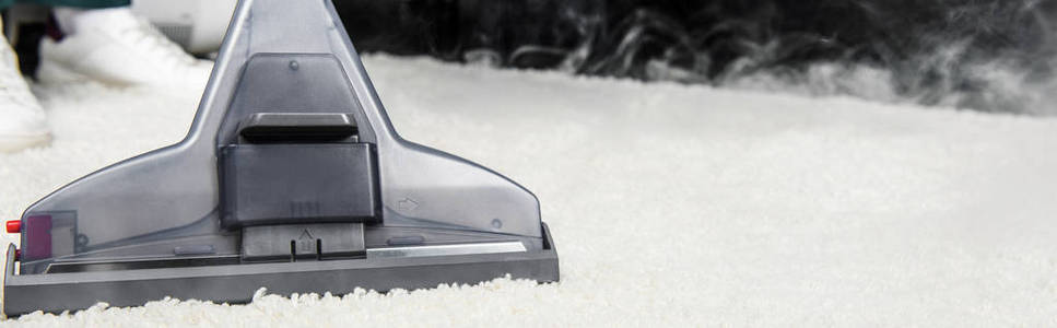 专业真空吸尘器对白地毯热蒸汽清洗的特写看法