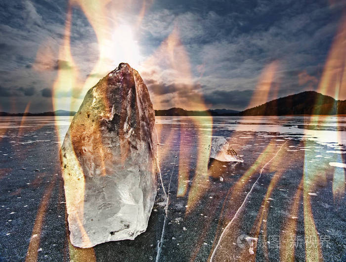 燃烧的冰. 在浮冰上的火焰.美丽的史诗冰水晶在冰冻的海湾.