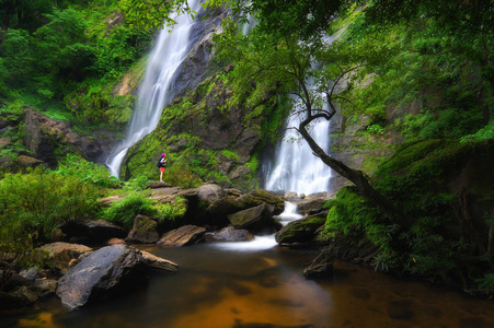 背包客站在瀑布, 运河兰瀑布是最后的主要瀑布运河兰国家公园, 烹 Phet 泰国