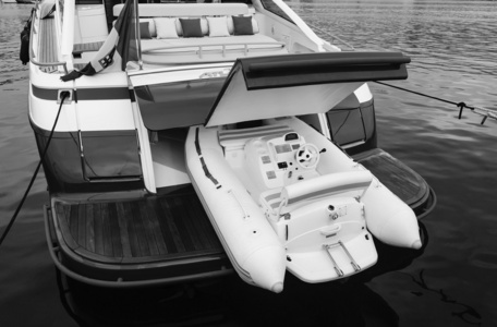 船尾波豪华游艇船尾照片