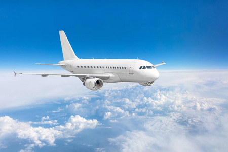 蓝天云层客机高高飘扬在云层和蓝天之上照片