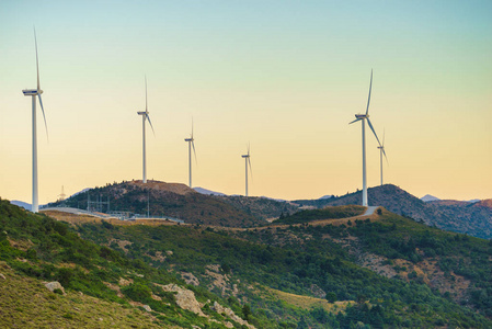 希腊山上的风车。风电场, 欧洲可再生能源的来源。生态学概念