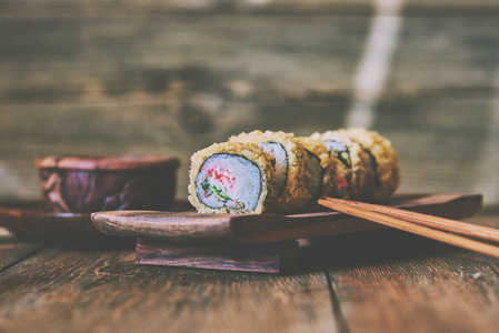 传统的日本料理。天妇罗虾寿司卷棕色背景的日本食物样式