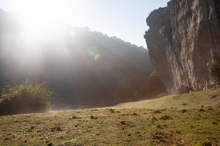 西班牙 pais vasco valdegova 村攀岩区的草地