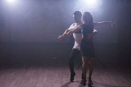 活跃快乐的成人跳舞 bachata 一起在舞蹈班照片
