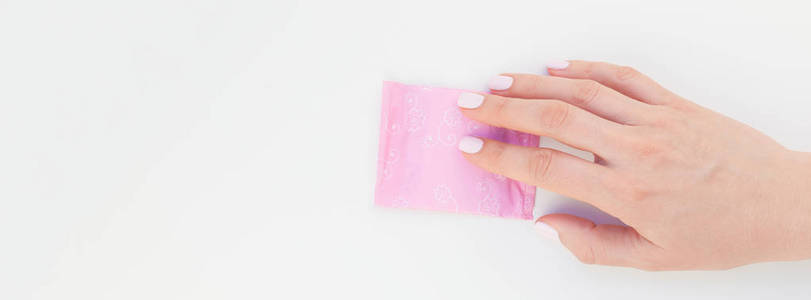 女人的手控股卫生巾照片 正版商用图片01fxw3 摄图新视界