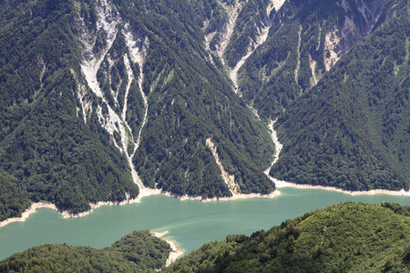 日本富山的 Ushiro立山山脉和黑部湖