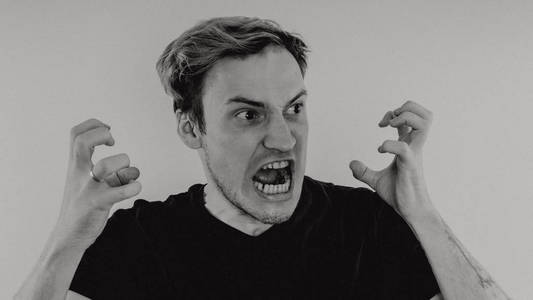 一个疯狂的家伙在特写的情感肖像.