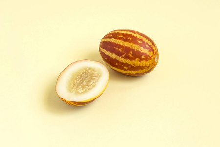 最小的黄色条纹图片