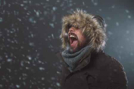 英俊的男人，在暴风雪中