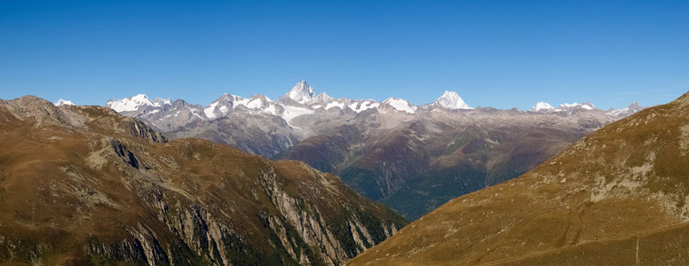 瑞士阿尔卑斯山，从努弗嫩视图传递