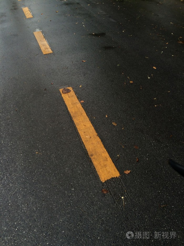 与黄色虚线的白色条纹路纹理