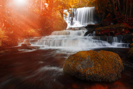 人丁登瀑布, 瀑布与秋天颜色改变美丽的自然