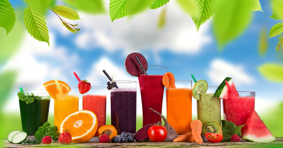 鲜榨果汁,健康饮料鲜榨果汁混合水果, 健康饮品木制的桌子上鲜榨果汁