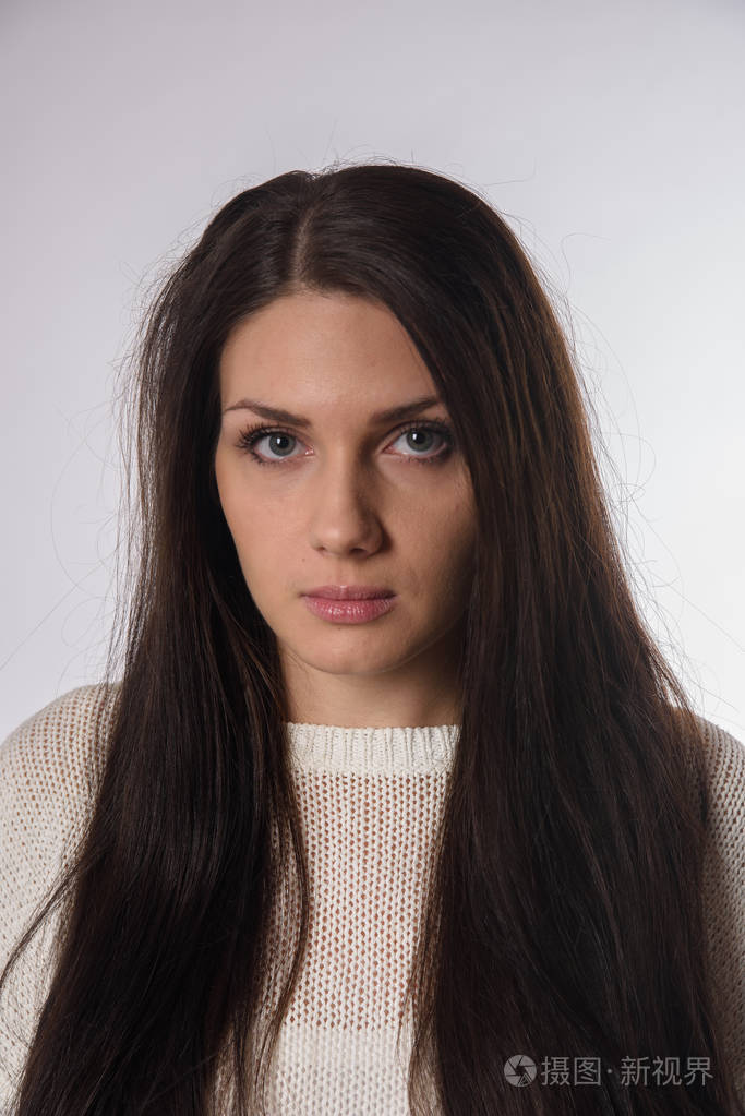 白人白种人女孩提出感情上的背景孤立