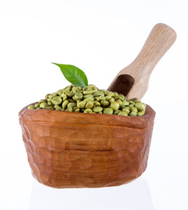 绿色咖啡豆的木碗