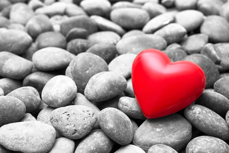 红色鹅卵石红色的心,在鹅卵石上照片