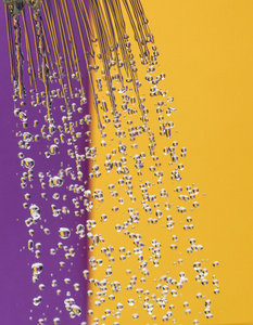 水滴在黄色和紫色背景