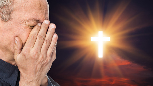 教会窗口交叉交叉交叉交叉交叉交叉向天堂祈祷交叉祷告的手交叉在天空